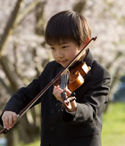 バイオリンを練習する男の子